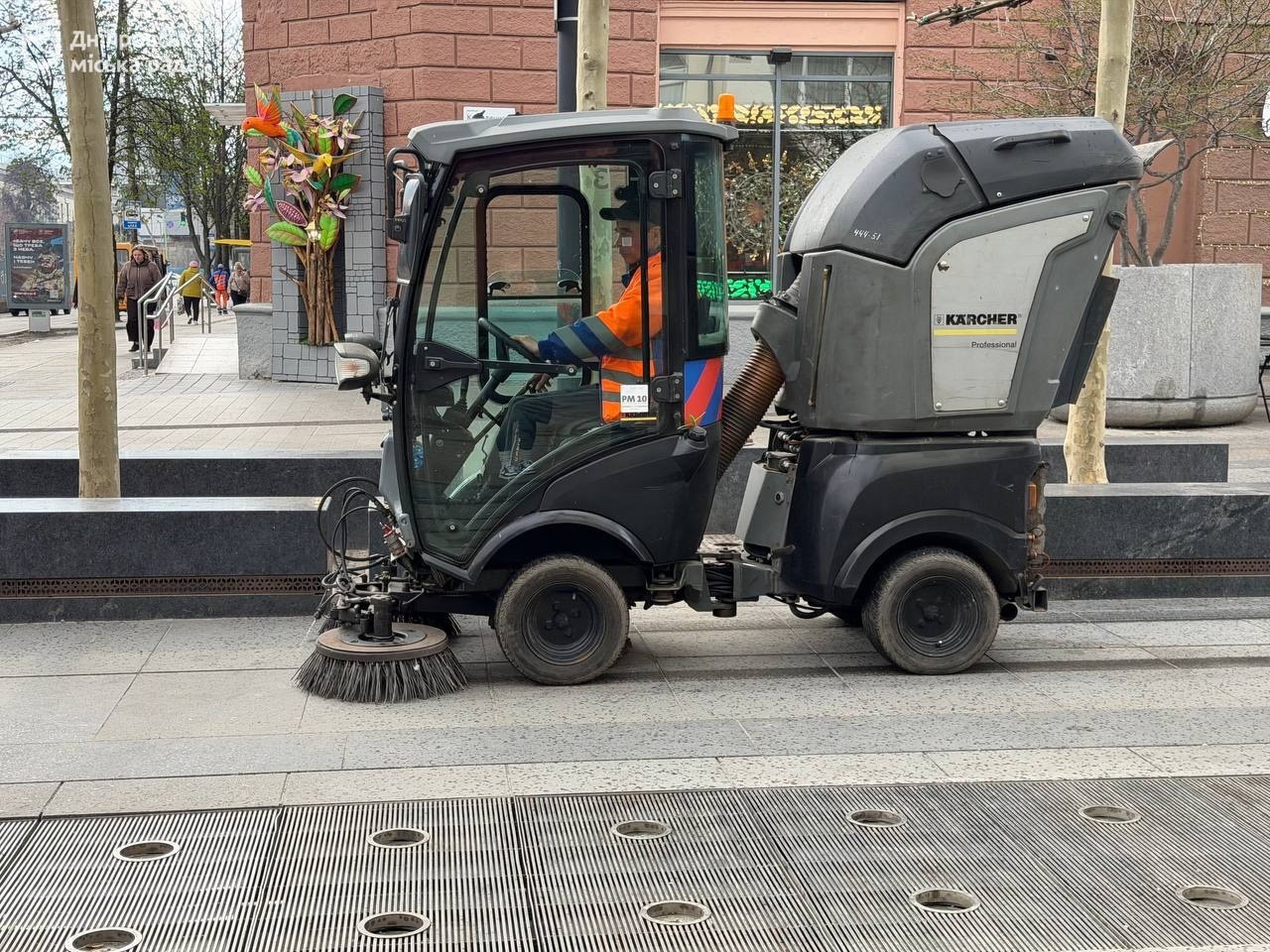 #Чистий_Дніпро: щоденна праця комунальників від світанку до вечора задля охайності міста - 13.04.2026