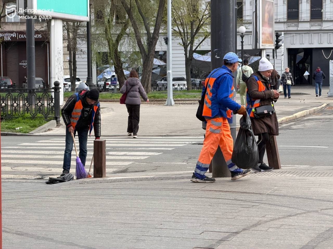 #Чистий_Дніпро: щоденна праця комунальників від світанку до вечора задля охайності міста - 13.04.2026
