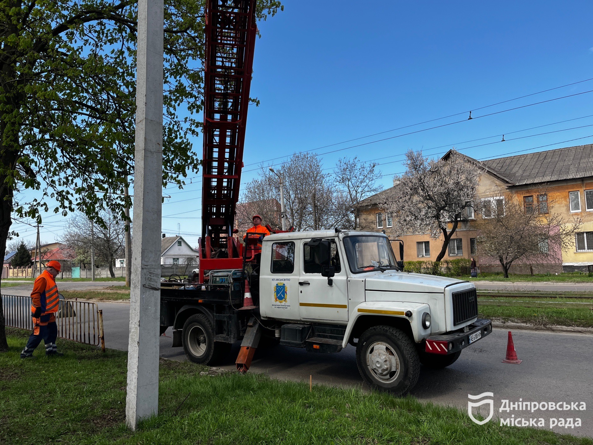«Це комфорт і безпека для всіх мешканців», — працівник «Міськсвітло» про оновлення вуличного освітлення у Дніпрі - 15.04.2026