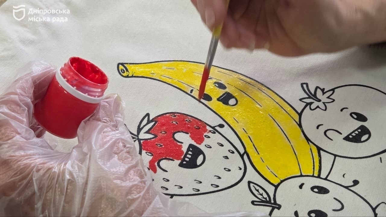 «Дякуємо місту за турботу про нас»: учасники Університету третього віку у Дніпрі опановували мистецтво розпису екошоперів - 16.04.2026