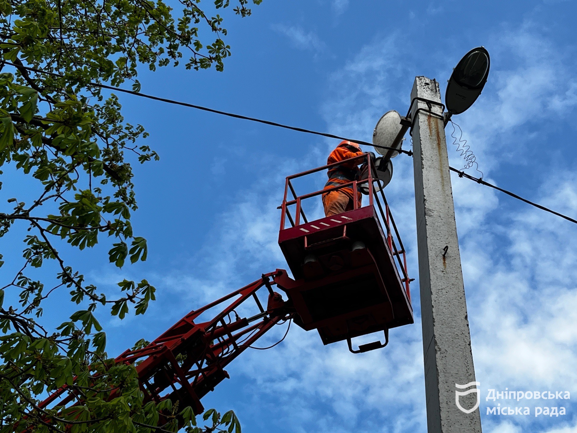 «Це комфорт і безпека для всіх мешканців», — працівник «Міськсвітло» про оновлення вуличного освітлення у Дніпрі - 15.04.2026