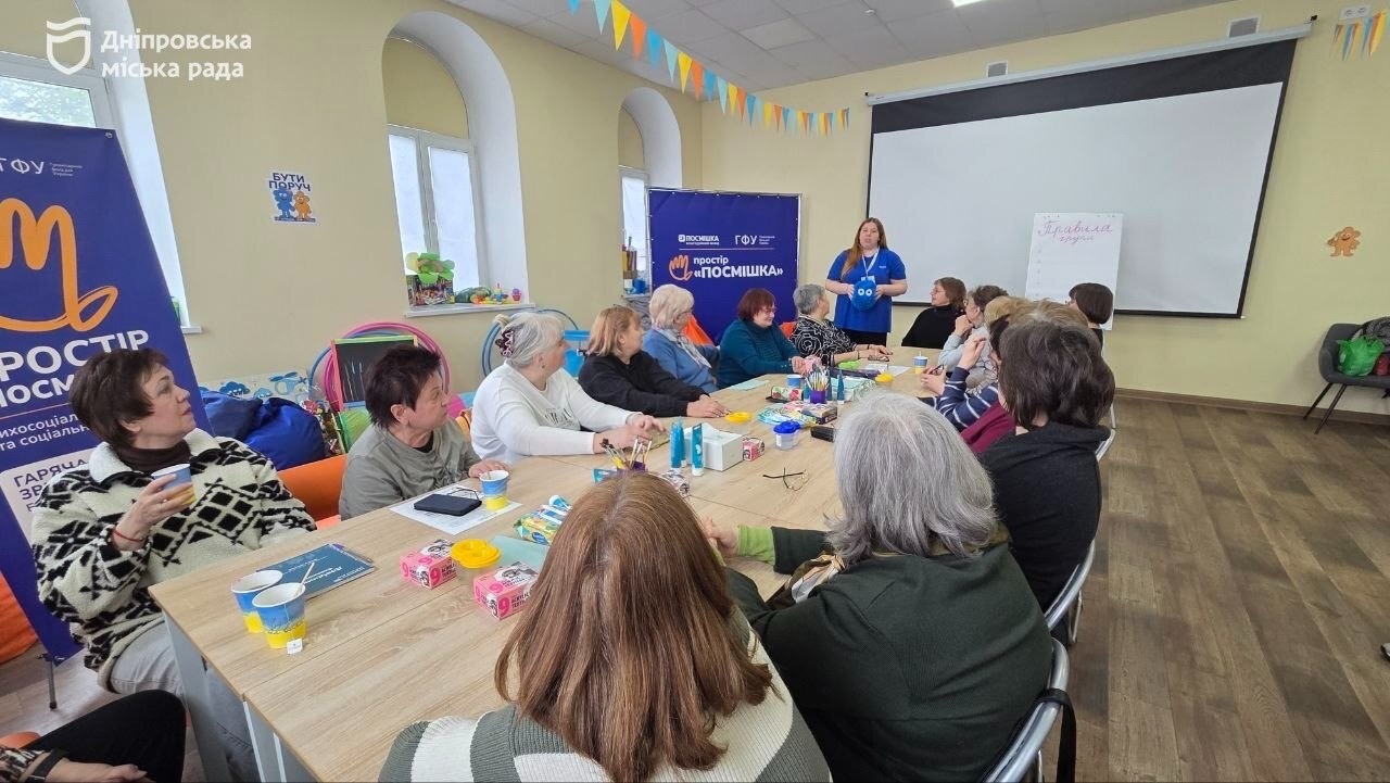 «Дякуємо місту за турботу про нас»: учасники Університету третього віку у Дніпрі опановували мистецтво розпису екошоперів - 16.04.2026