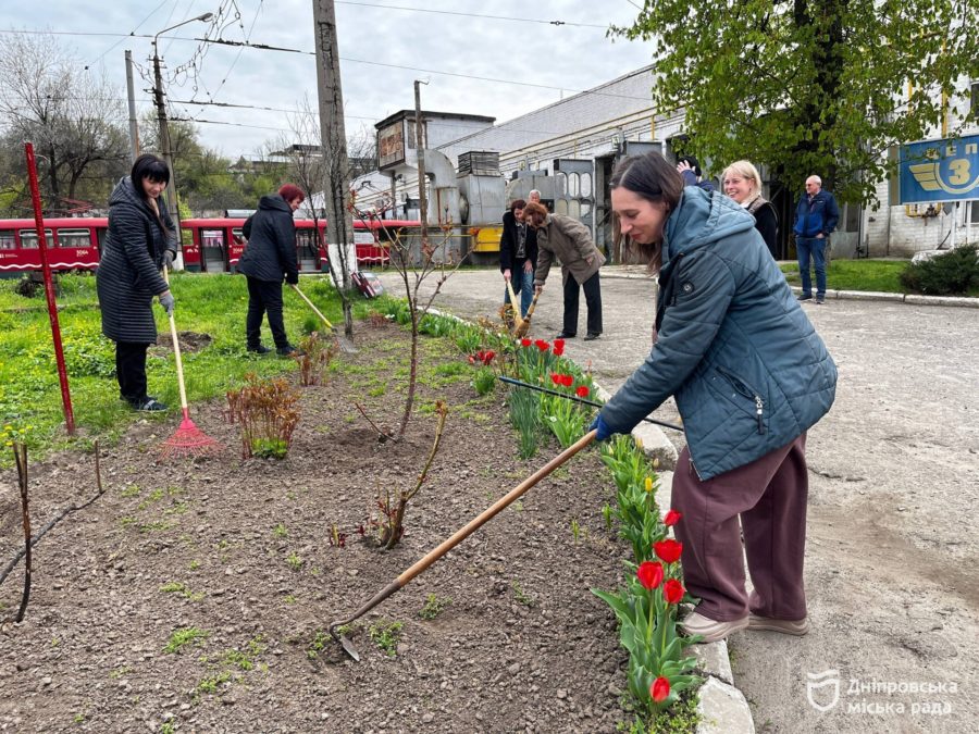 #Чистий_Дніпро та #Дніпро_квітучий: транспортники також долучилися до весняного прибирання - 16.04.2026