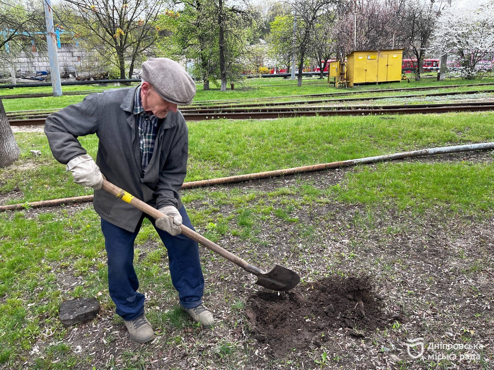 #Чистий_Дніпро та #Дніпро_квітучий: транспортники також долучилися до весняного прибирання - 16.04.2026