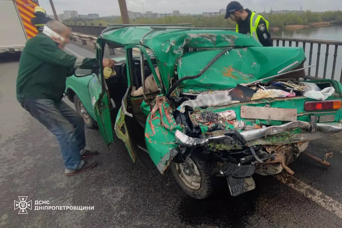ДТП на Кайдацькому мосту в Дніпрі: двоє людей травмовано - 18.04.2026