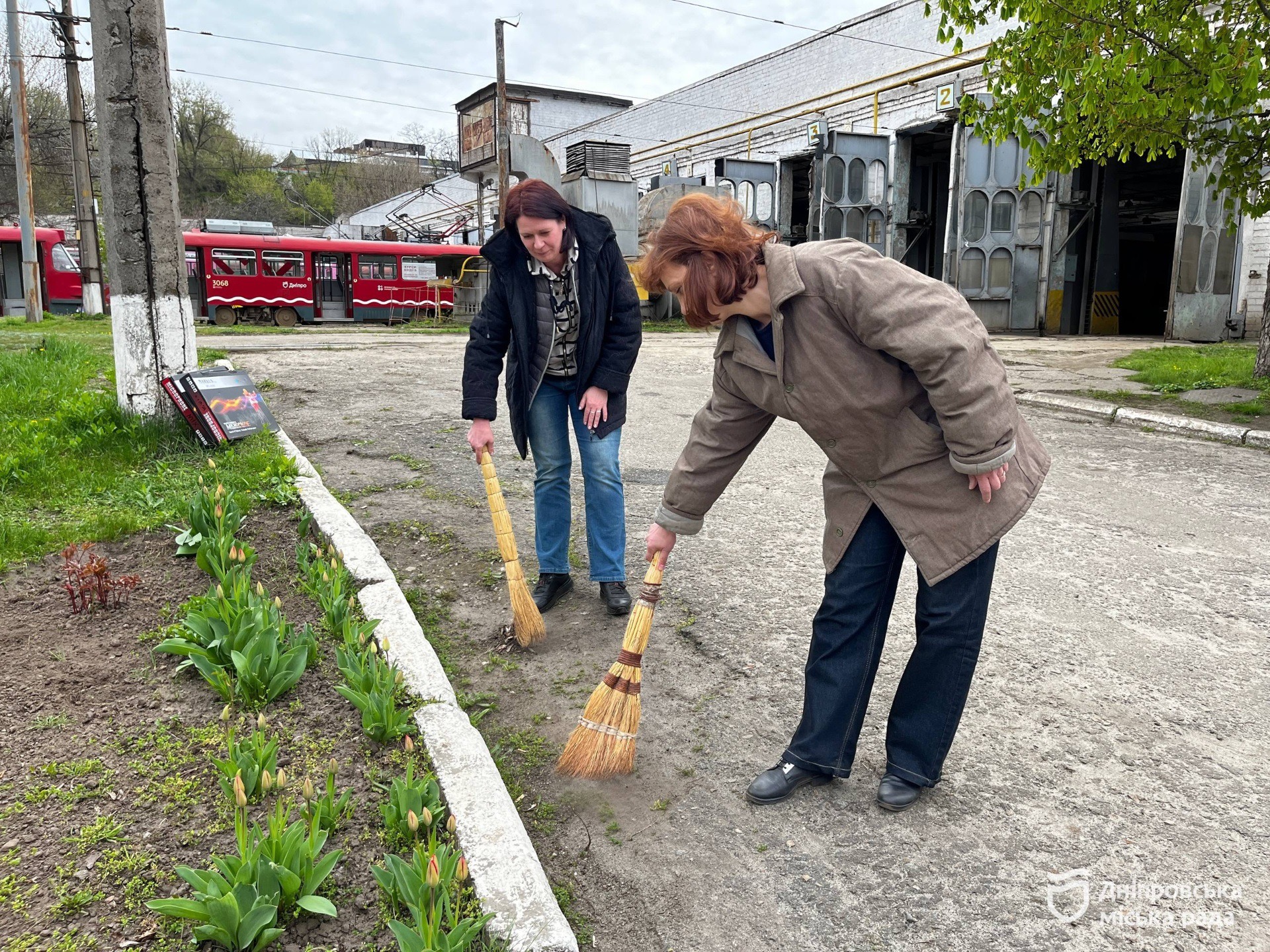 #Чистий_Дніпро та #Дніпро_квітучий: транспортники також долучилися до весняного прибирання - 16.04.2026