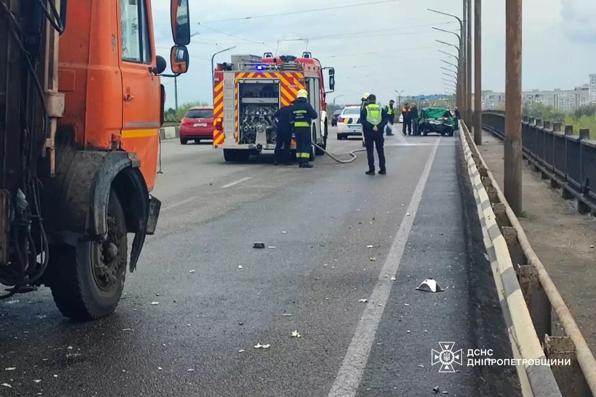 ДТП на Кайдацькому мосту в Дніпрі: двоє людей травмовано - 18.04.2026