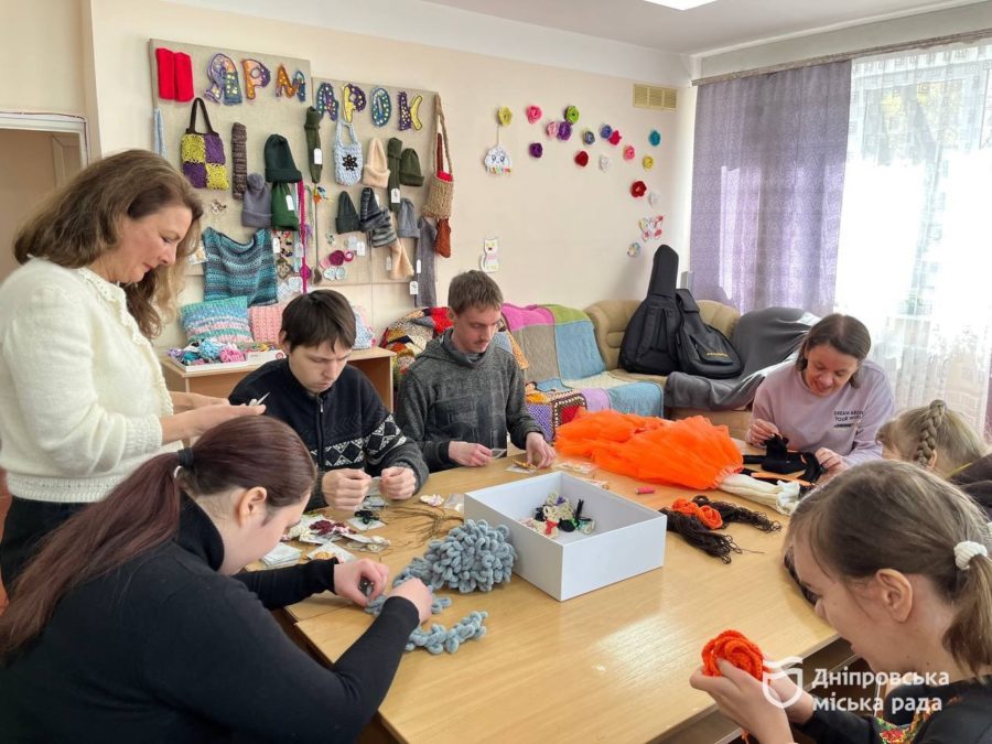 «Такі соціальні установи дають можливість відчути себе частиною суспільства. Це допомога не лише дітям, а й батькам», — дніпрянка про роботу відділення професійної реабілітації та соціально-побутової адаптації центру «Крок назустріч» - 07.04.2026