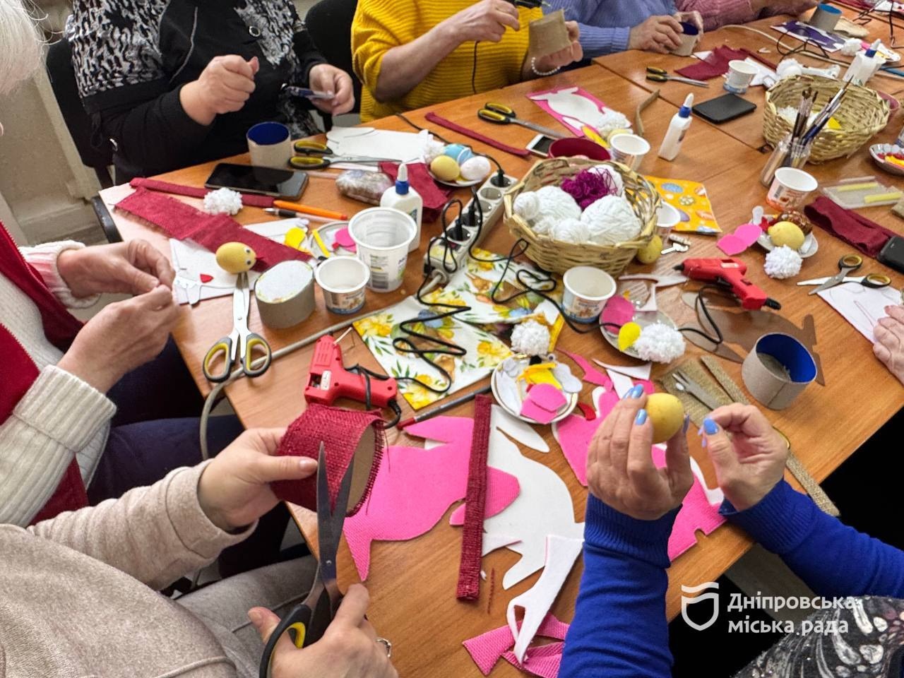 «Приємно робити такі речі до Великодня – можна подарувати їх рідним або залишити на згадку», — підопічна терцентру у Дніпрі про майстер-клас - 09.04.2026