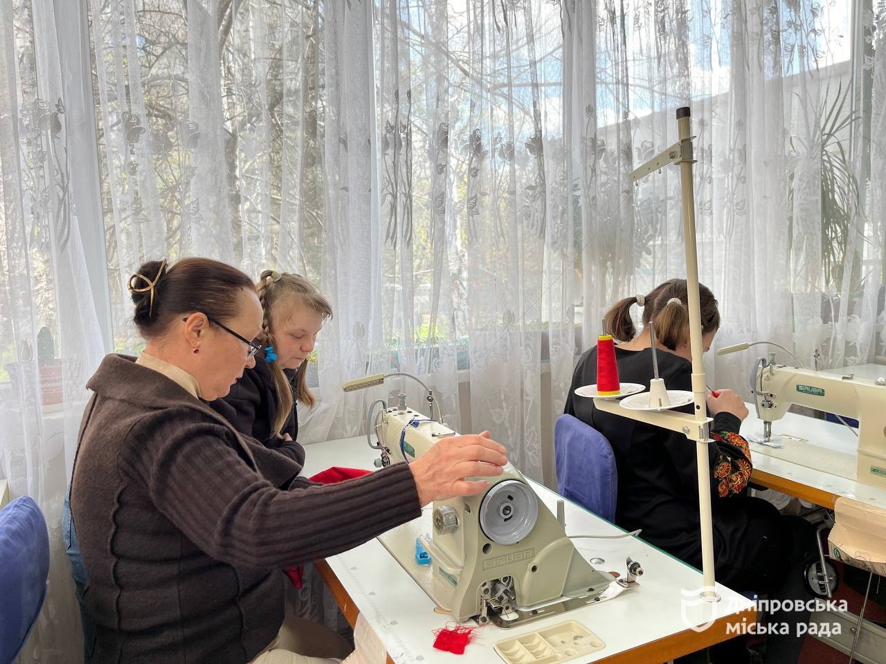 «Такі соціальні установи дають можливість відчути себе частиною суспільства. Це допомога не лише дітям, а й батькам», — дніпрянка про роботу відділення професійної реабілітації та соціально-побутової адаптації центру «Крок назустріч» - 07.04.2026