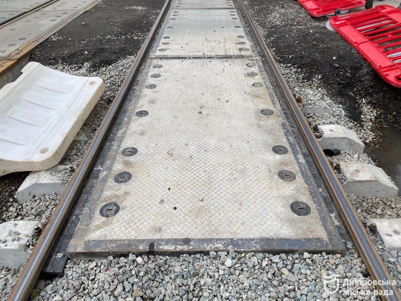 Задля безпеки та комфорту містян: у Дніпрі продовжують оновлювати трамвайні колії в рамках флагманського проєкту «Рух без бар’єрів» - 24.04.2026