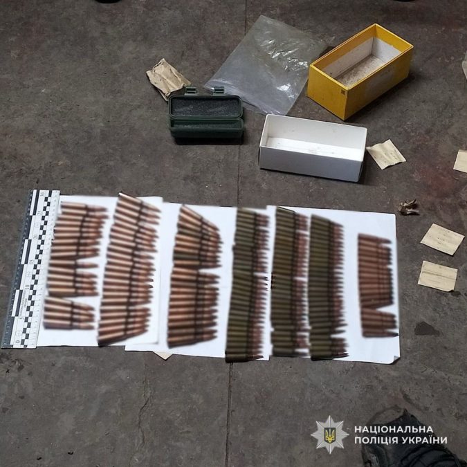 У Нікопольському районі 53-річний чоловік незаконно зберігав карабіни, гранату та майже 900 патронів - 05.05.2026