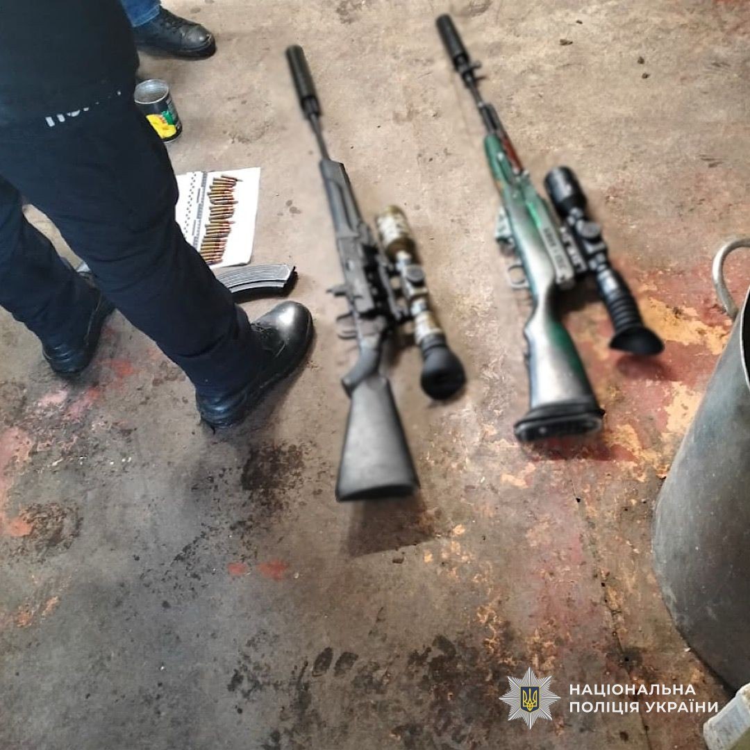 У Нікопольському районі 53-річний чоловік незаконно зберігав карабіни, гранату та майже 900 патронів - 05.05.2026