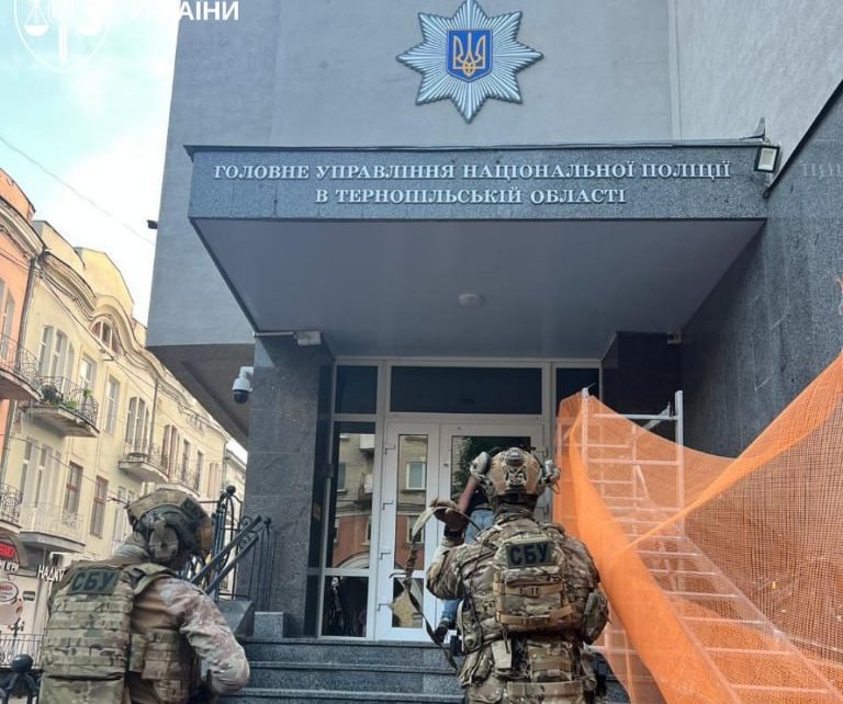 Прикривали "порноофіси": затримано керівництво трьох обласних управлінь Нацполіції