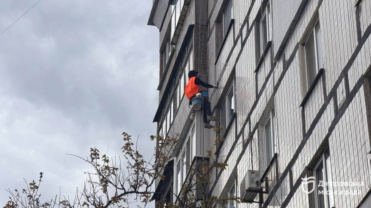 У Дніпрі оновлюють багатоповерхівку на Мозолевського: герметизують шви та утеплюють цоколь