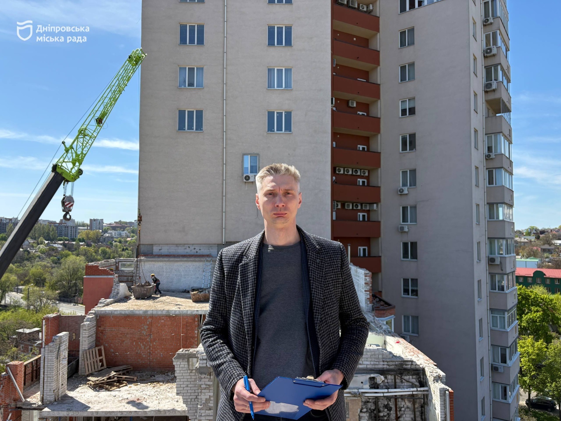 У Дніпрі на фінальному етапі демонтаж у будинку на Виконкомівській, пошкодженому ракетним ударом. У червні розпочнеться масштабна відбудова - 04.05.2026