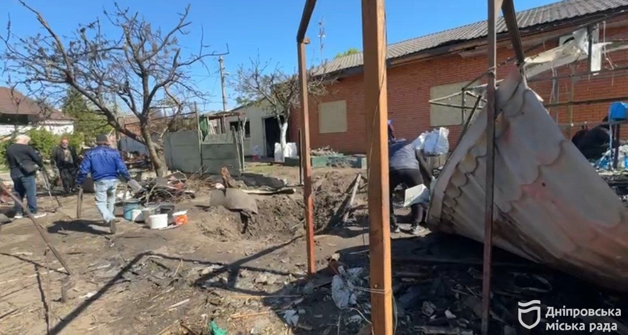 У Дніпрі ліквідовують наслідки нічної ворожої атаки 4 травня. Працюють представники АНД адміністрації, комунальники, благодійники - 05.05.2026