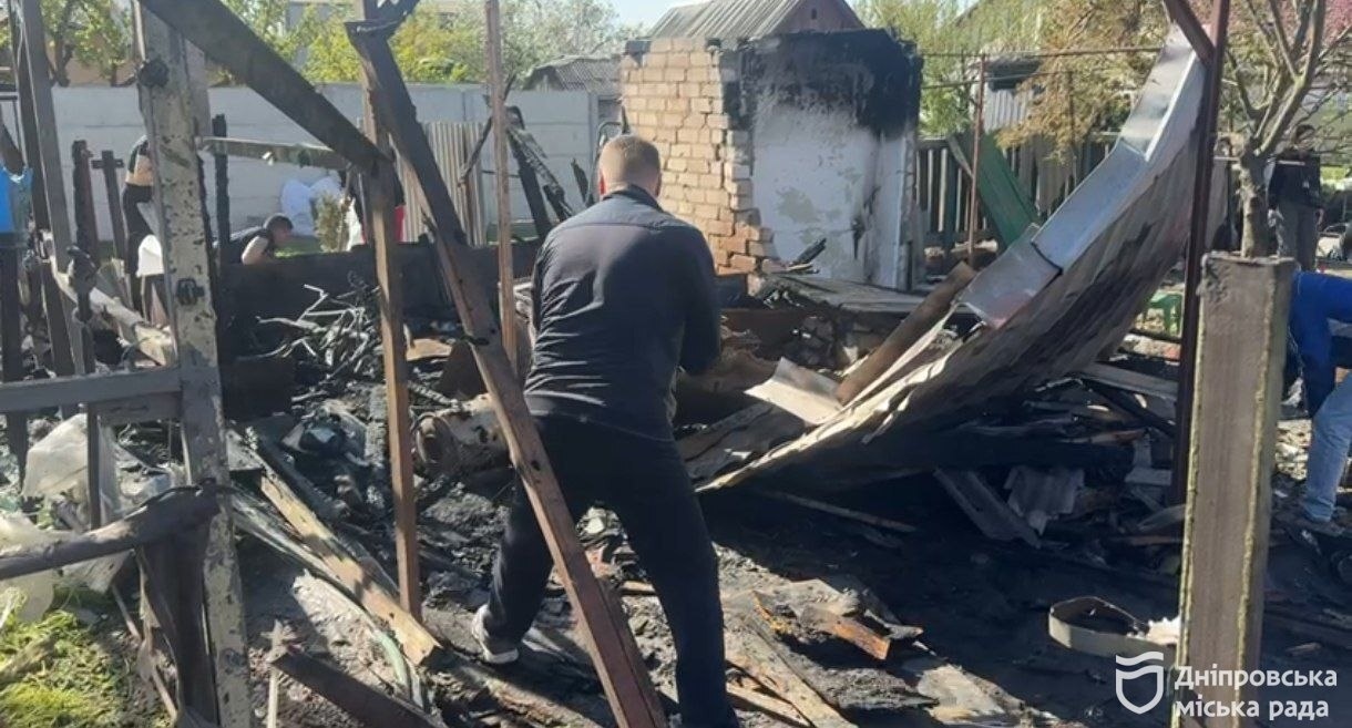 У Дніпрі ліквідовують наслідки нічної ворожої атаки 4 травня. Працюють представники АНД адміністрації, комунальники, благодійники - 05.05.2026