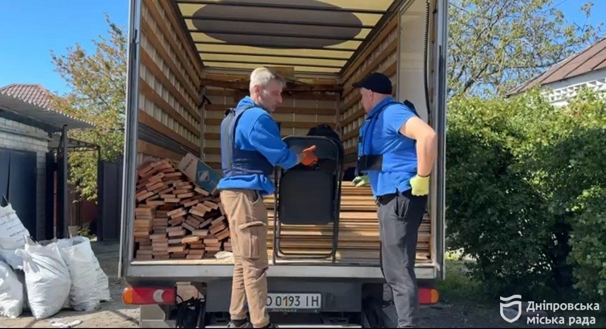 У Дніпрі ліквідовують наслідки нічної ворожої атаки 4 травня. Працюють представники АНД адміністрації, комунальники, благодійники - 05.05.2026