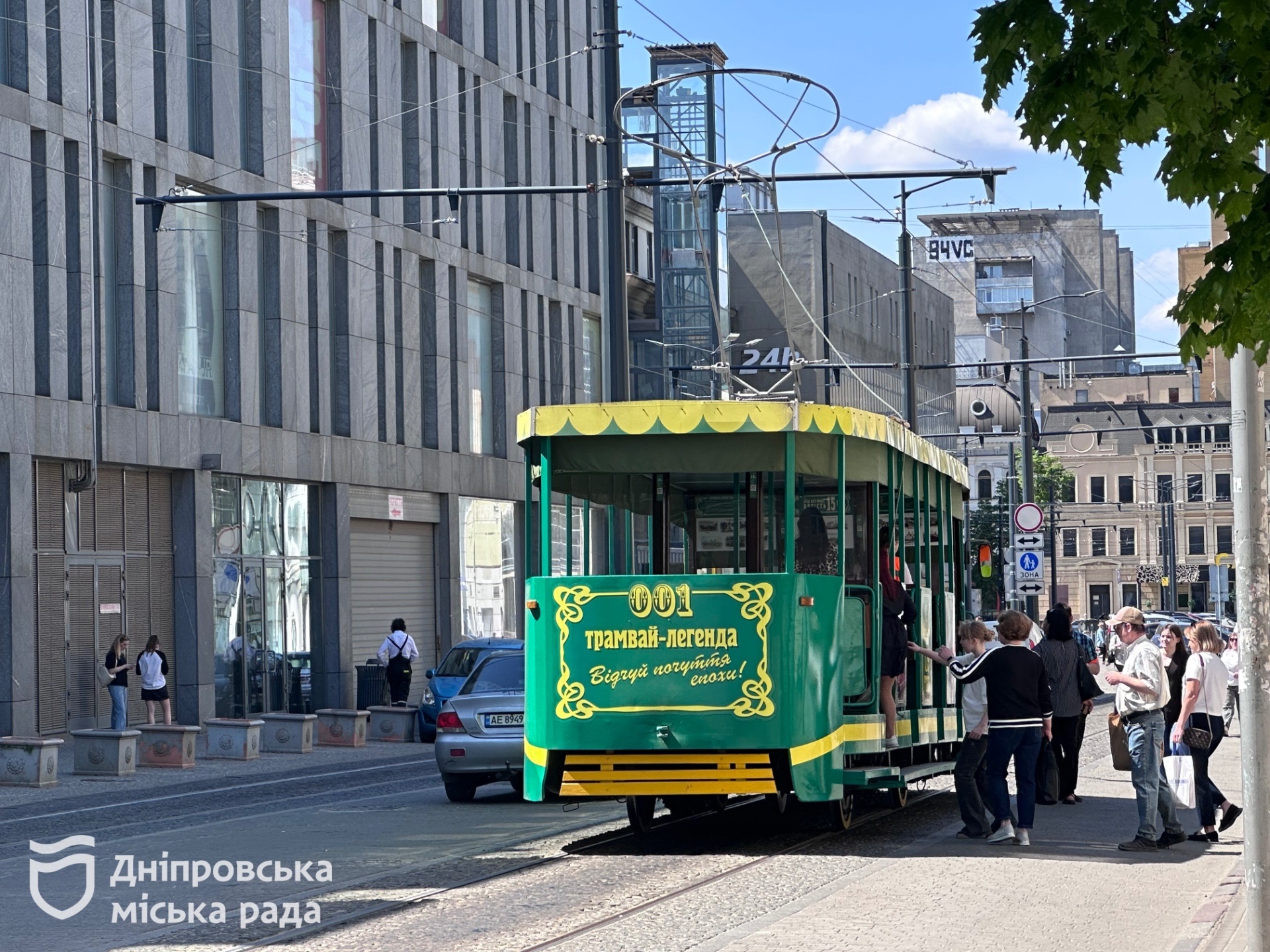 9 травня у Дніпрі на маршрут вийшов відкритий прогулянковий ретро-трамвай - 09.05.2026 