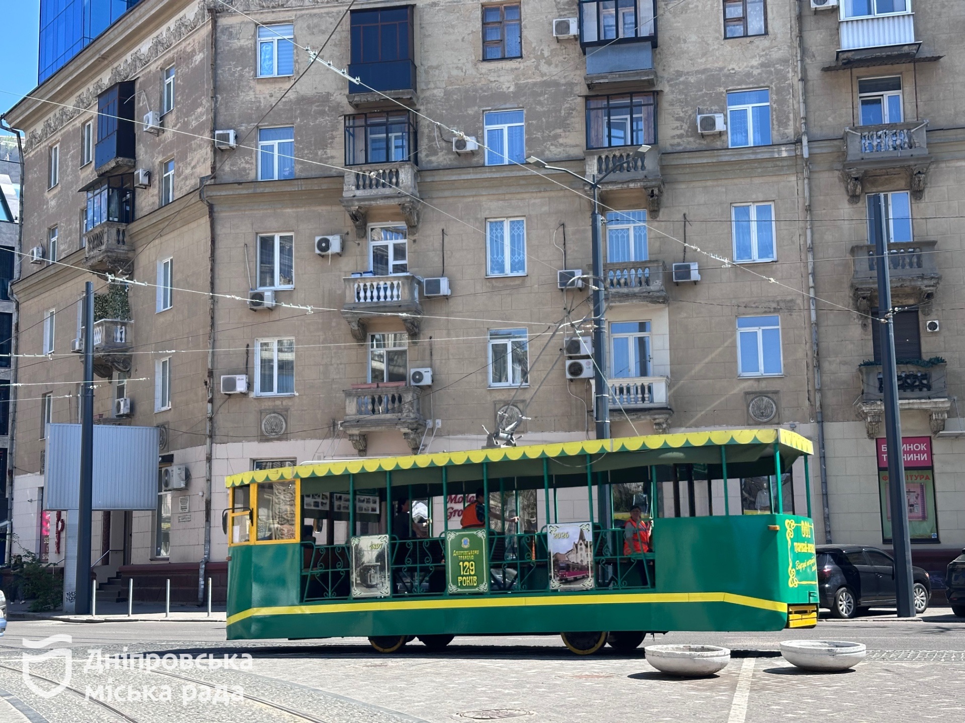9 травня у Дніпрі на маршрут вийшов відкритий прогулянковий ретро-трамвай - 09.05.2026