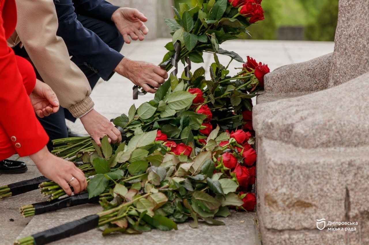 День пам’яті: у Дніпрі поклали квіти до Меморіалу жертвам репресій - 17.05.2026