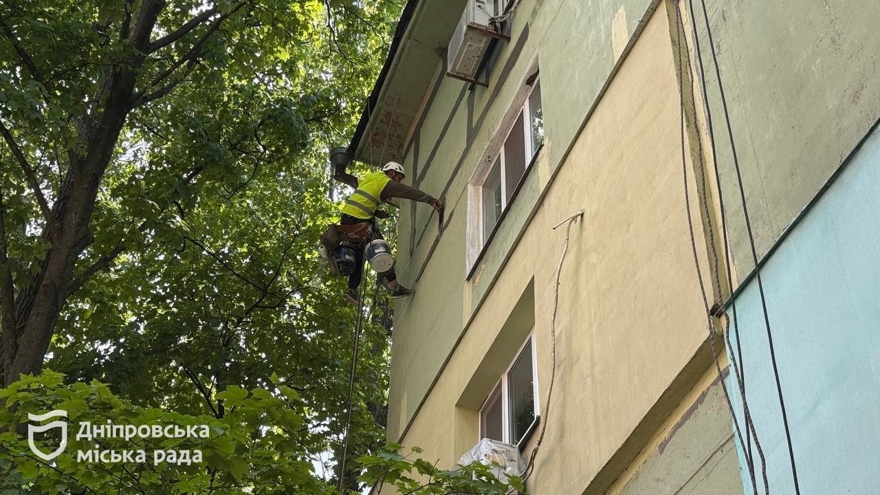 У Дніпрі продовжують оновлювати житловий фонд. Зараз роботи тривають у будинку на Квартальній - 17.05.2026
