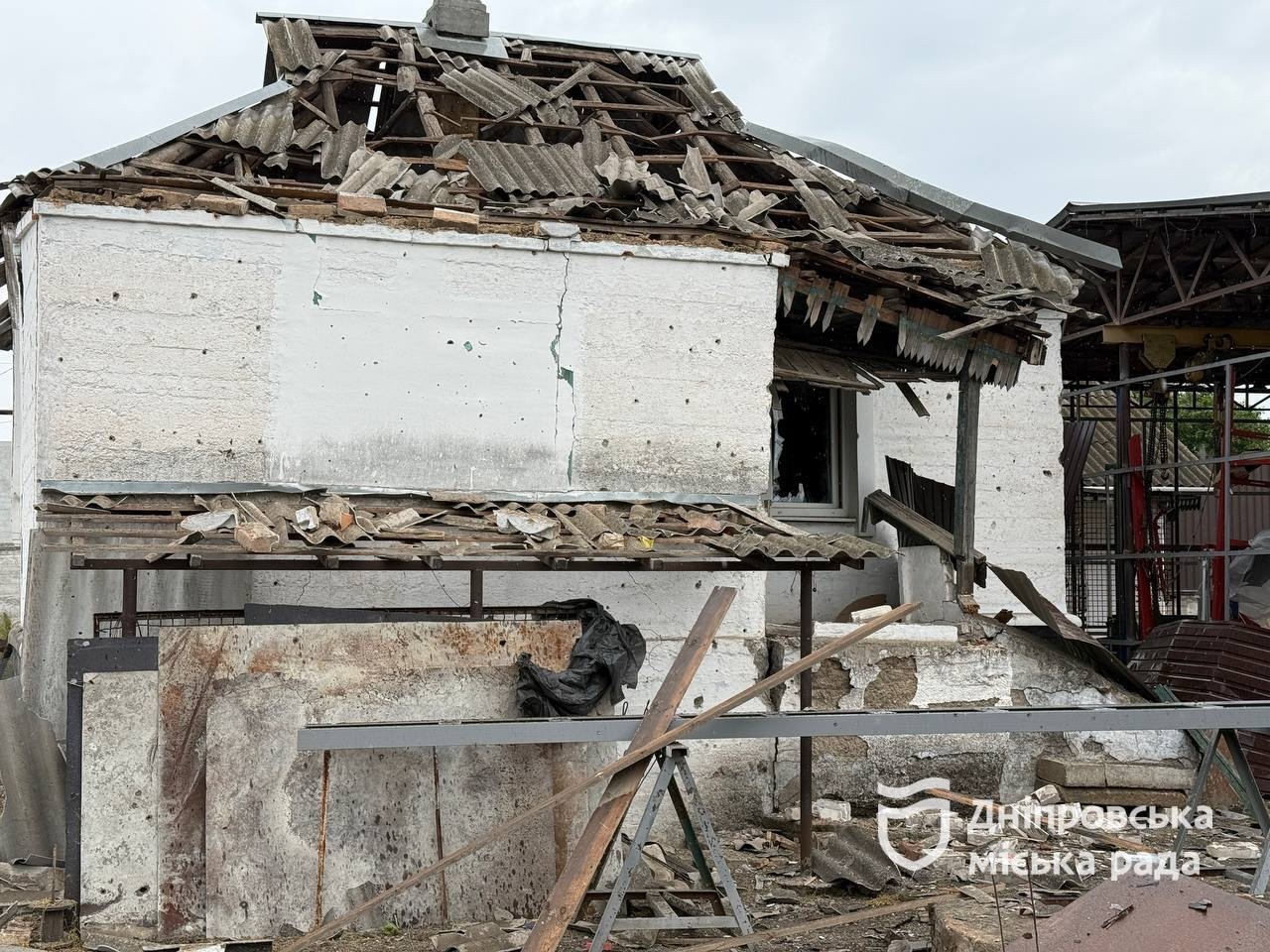Дніпро оговтується після атаки рф 17 травня: комунальники продовжують ліквідовувати наслідки - 17.05.2026