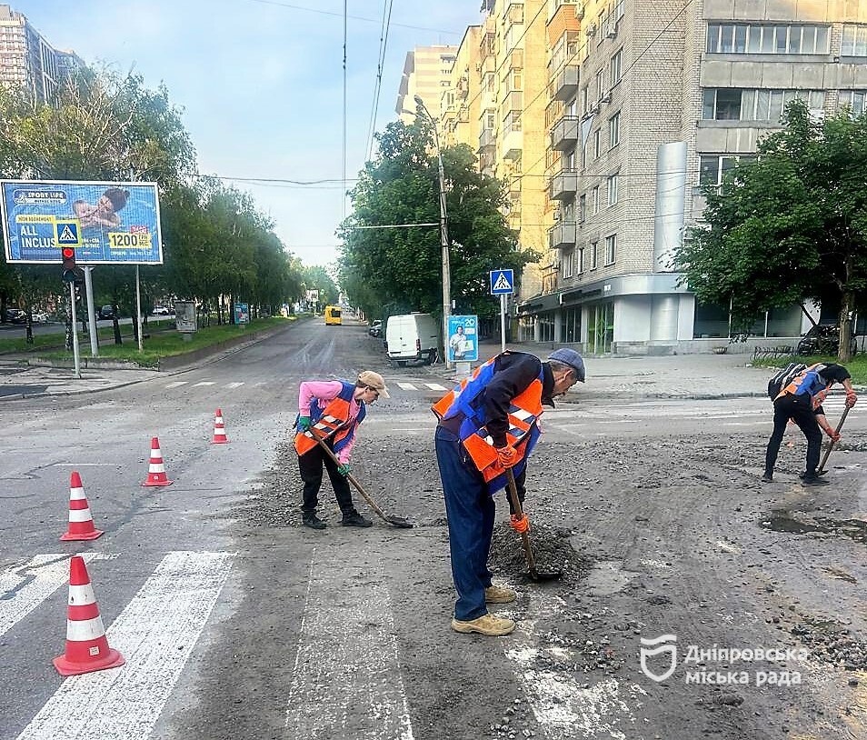 Дніпро після стихії: комунальники працюють безупинно, ліквідовуючи наслідки негоди - 18.05.2026