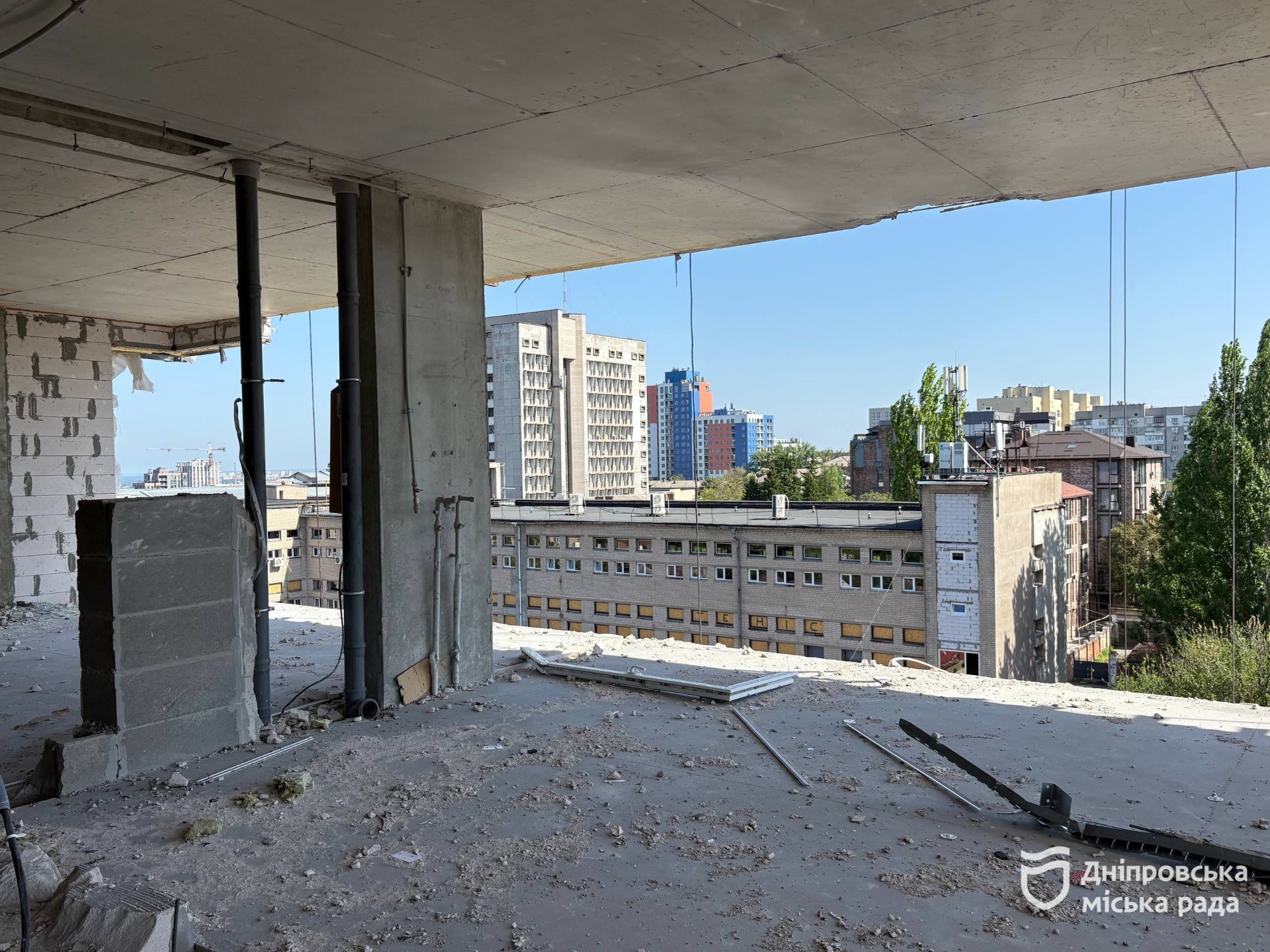 У Дніпрі відновлюють багатоповерхівку, пошкоджену внаслідок атаки рф: роботи планують завершити до кінця року - 19.05.2026