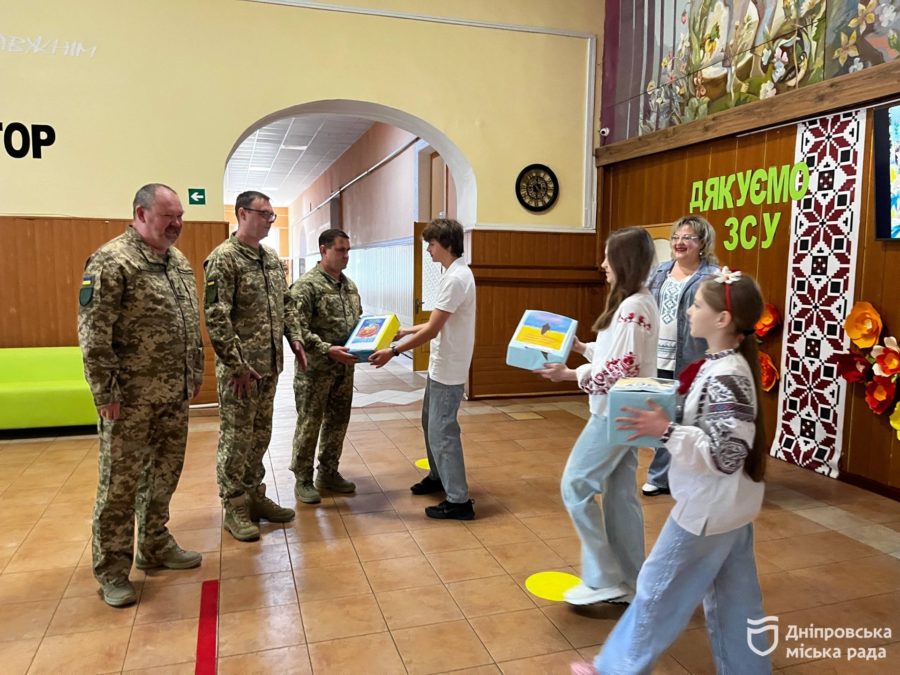 У школах Дніпра учні збирають бокси для військових та плетуть сітки для фронту