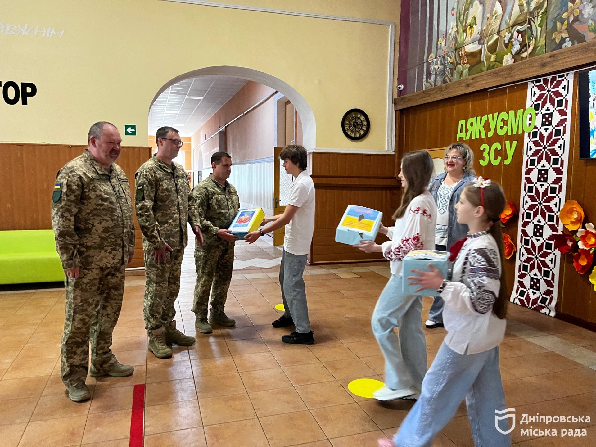 У школах Дніпра учні збирають бокси для військових та плетуть сітки для фронту
