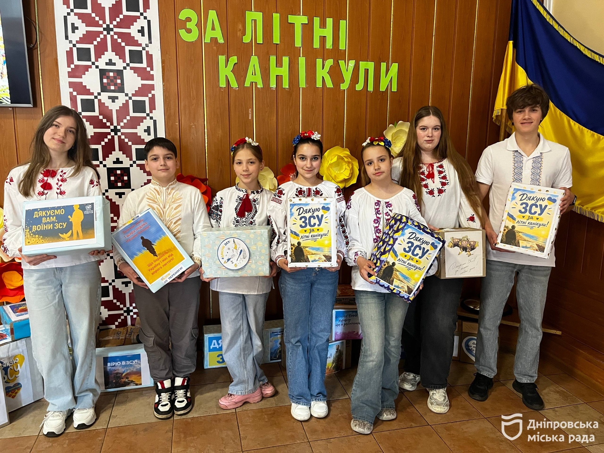 У школах Дніпра учні збирають бокси для військових та плетуть сітки для фронту