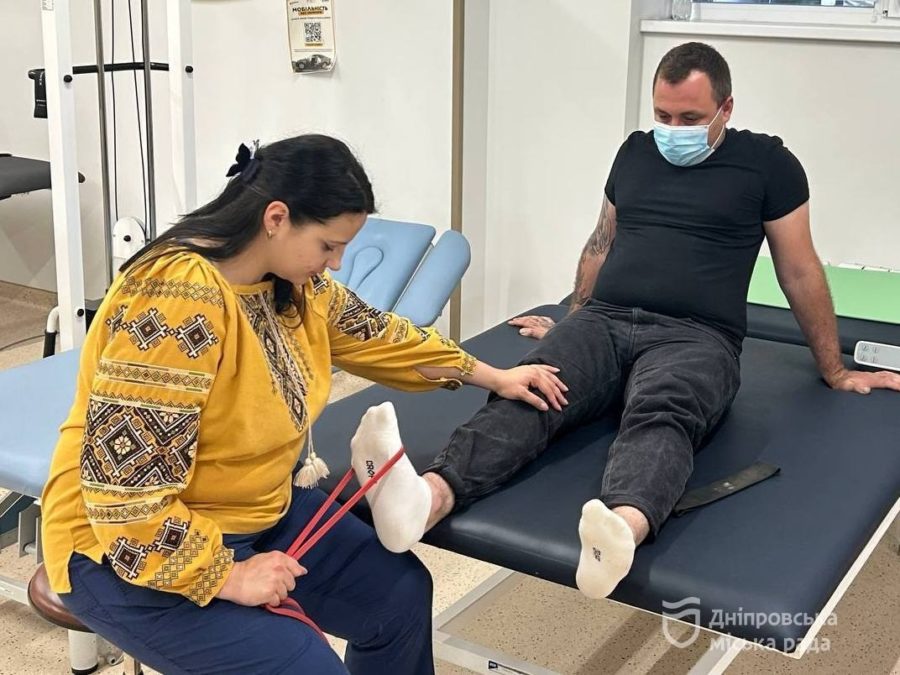 «Тут дуже хороші спеціалісти, вони постійно займаються зі мною і я бачу великий прогрес», — військовий про результати у лікуванні в реабілітаційному центрі Дніпра