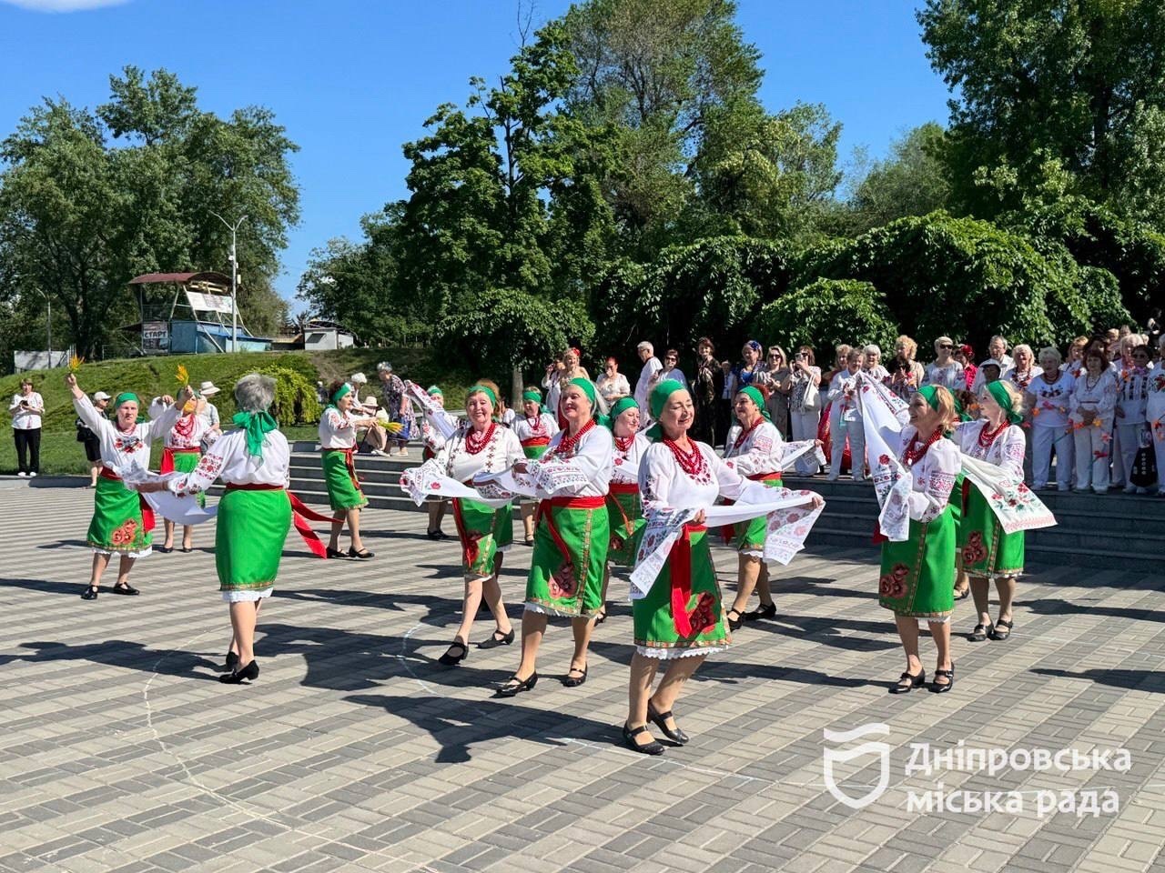 У Дніпрі до Дня вишиванки провели танцювальне свято для людей старшого віку