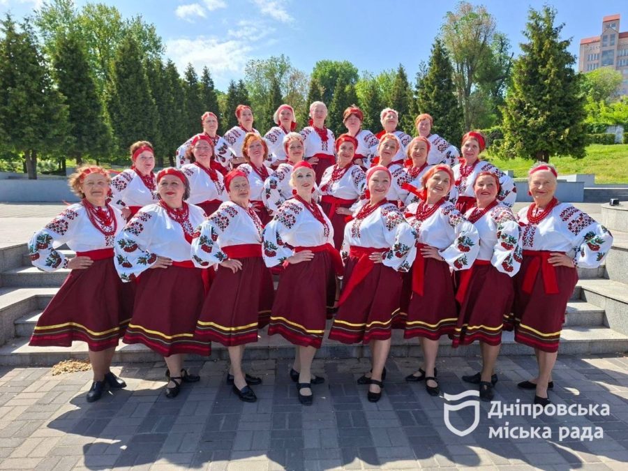 У Дніпрі до Дня вишиванки провели танцювальне свято для людей старшого віку