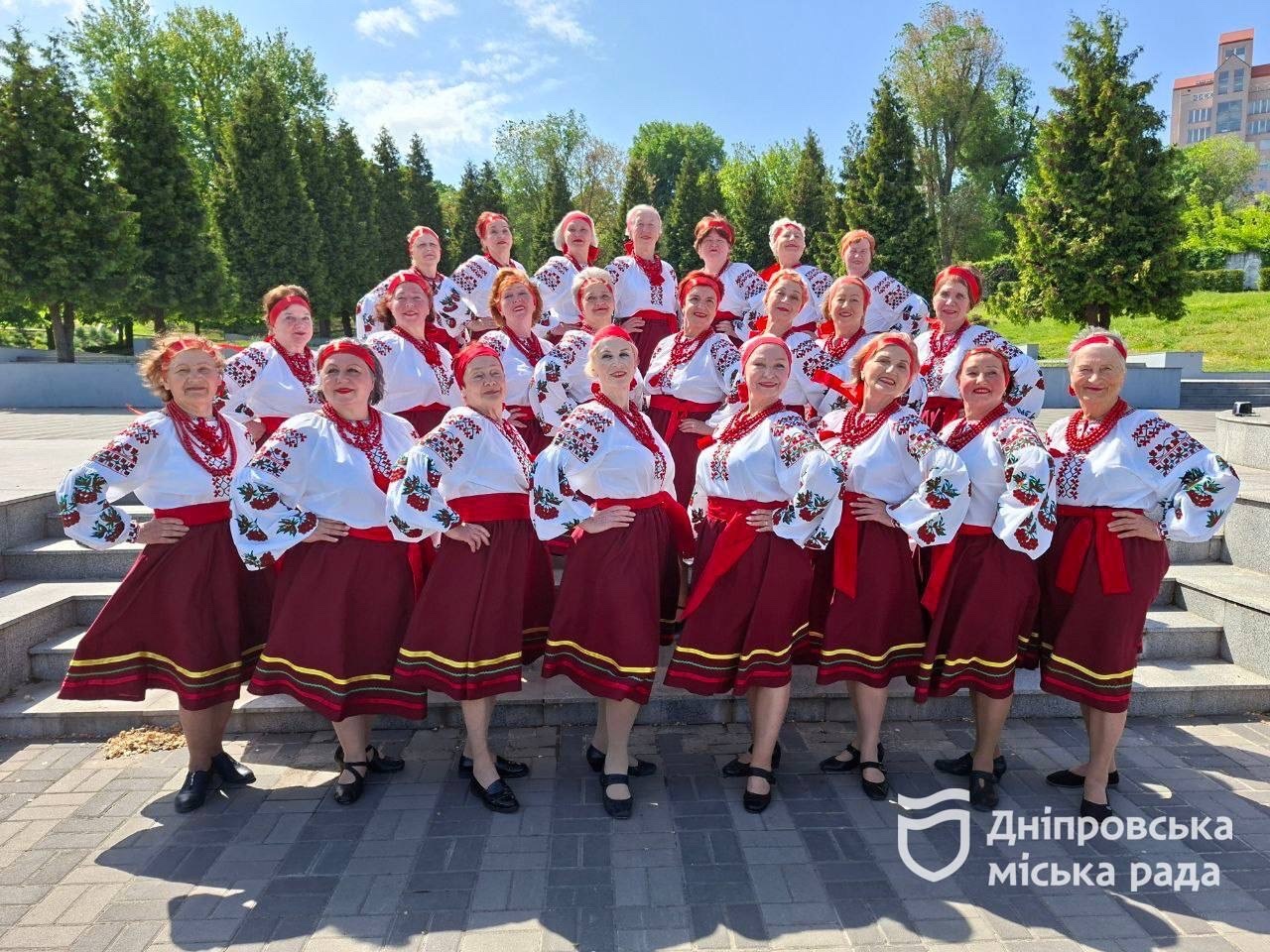 У Дніпрі до Дня вишиванки провели танцювальне свято для людей старшого віку