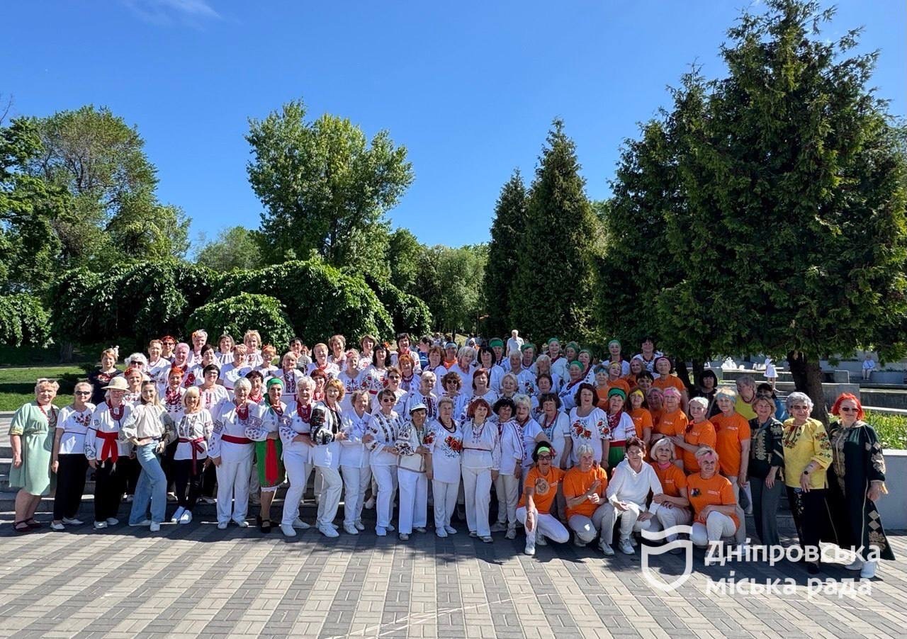 У Дніпрі до Дня вишиванки провели танцювальне свято для людей старшого віку