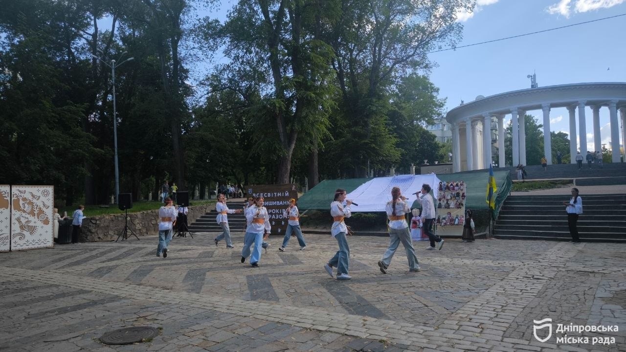 #Вишиванка20Років у Дніпрі створили найбільшу чоловічу традиційну сорочку та встановили рекорд України