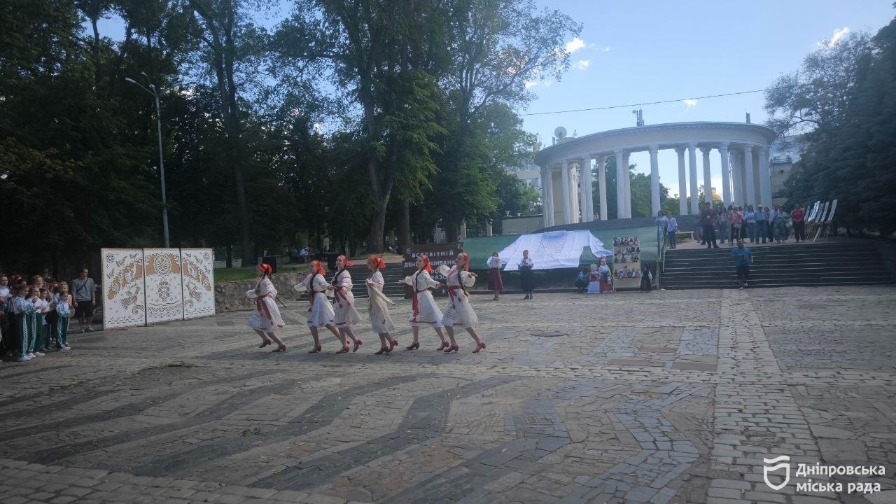 #Вишиванка20Років у Дніпрі створили найбільшу чоловічу традиційну сорочку та встановили рекорд України