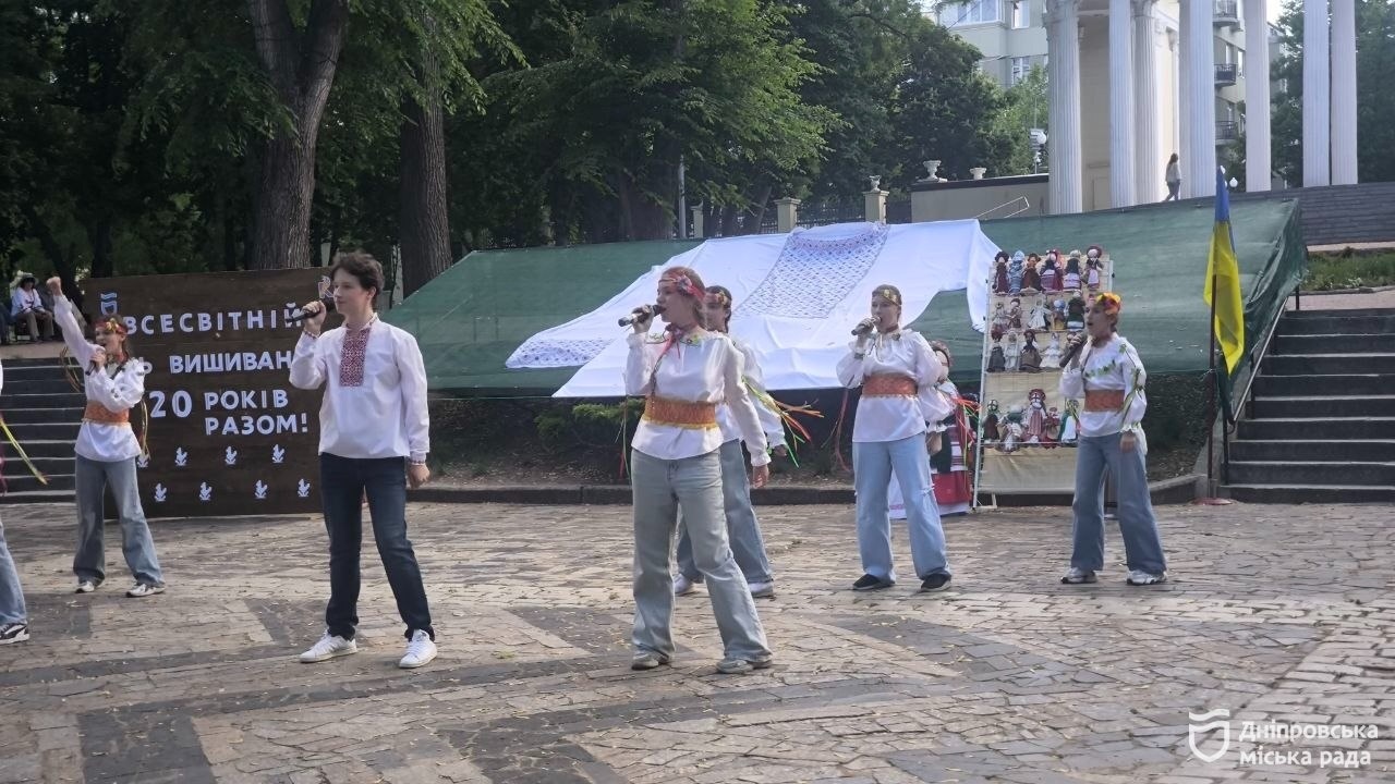 #Вишиванка20Років: у Дніпрі створили найбільшу чоловічу традиційну сорочку та встановили рекорд України