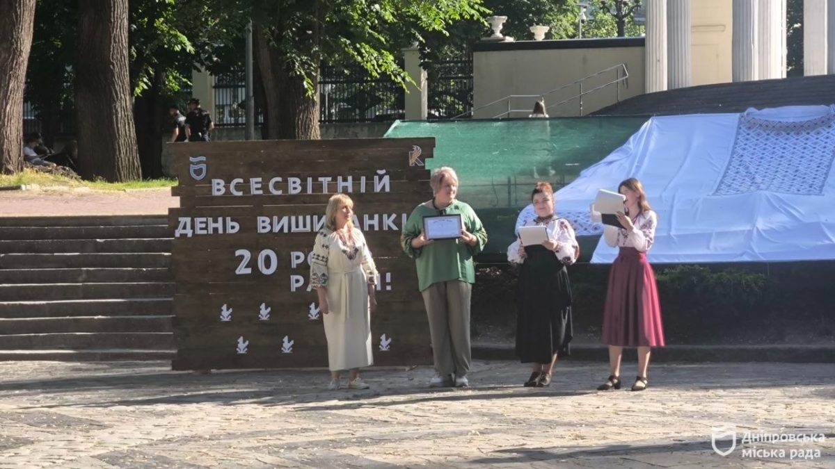 #Вишиванка20Років: у Дніпрі створили найбільшу чоловічу традиційну сорочку та встановили рекорд України