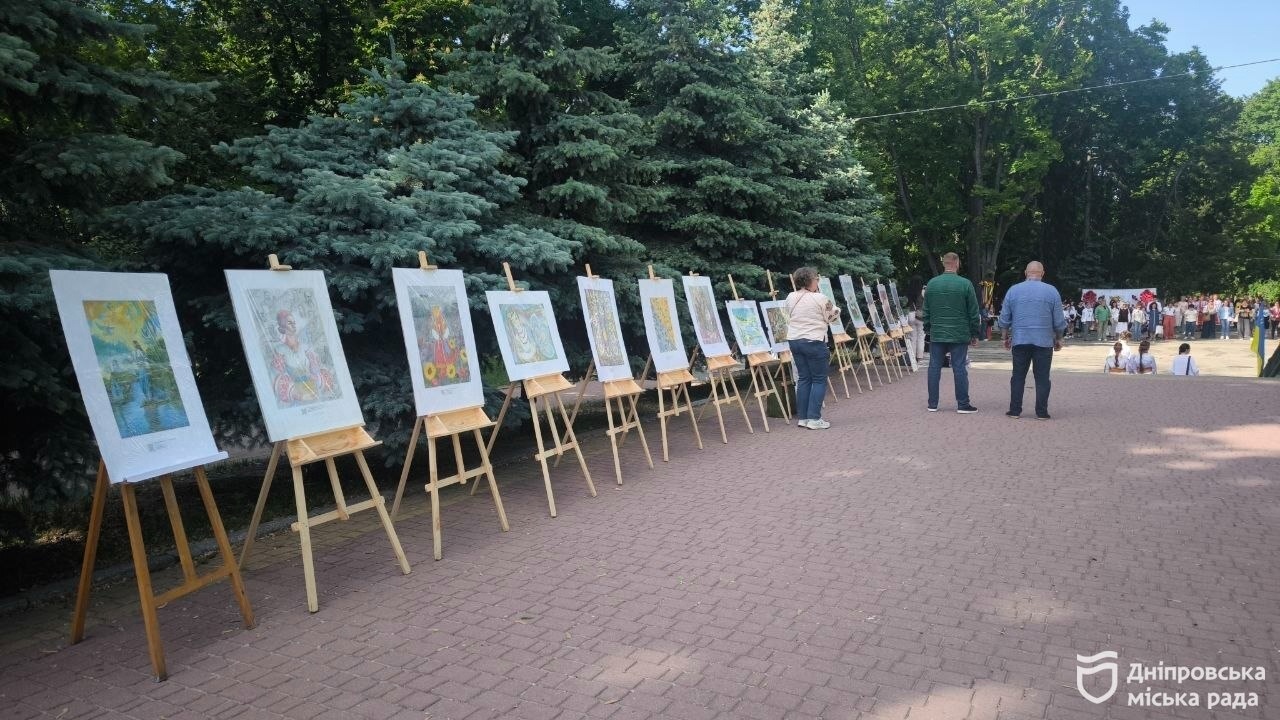 #Вишиванка20Років у Дніпрі створили найбільшу чоловічу традиційну сорочку та встановили рекорд України