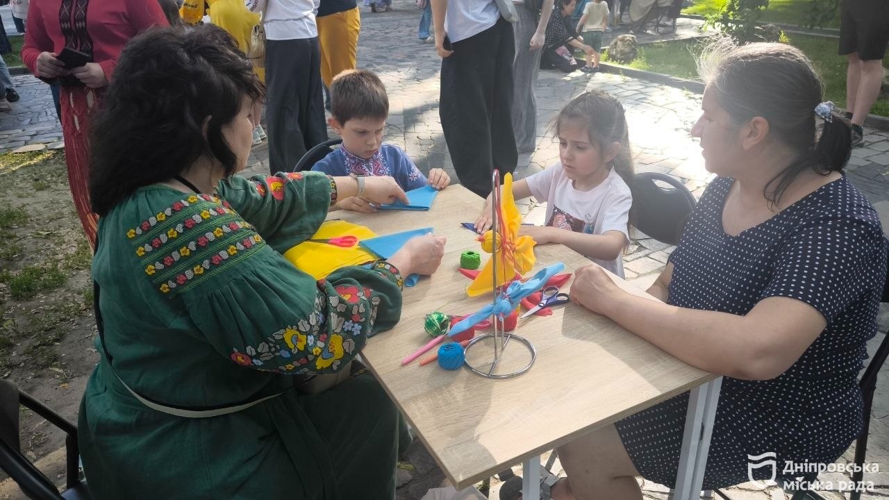 #Вишиванка20Років у Дніпрі створили найбільшу чоловічу традиційну сорочку та встановили рекорд України