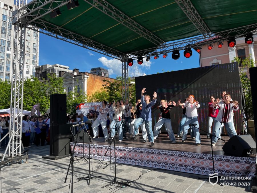 «Це ДНК нації»: у Дніпрі на Успенській площі відзначили День вишиванки 2026