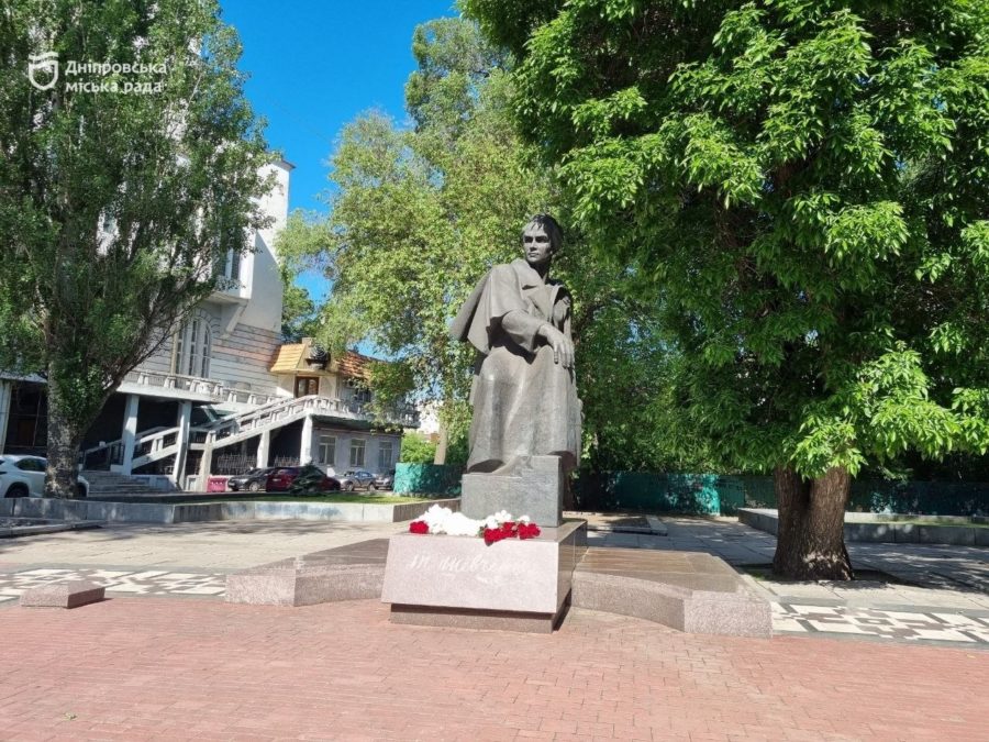 У Дніпрі поклали квіти до пам’ятника молодому Шевченку з нагоди 165-ї річниці перепоховання У Дніпрі поклали квіти до пам’ятника молодому Шевченку з нагоди 165-ї річниці перепоховання