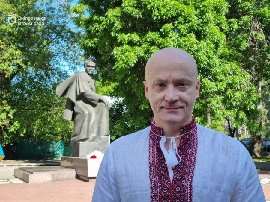 У Дніпрі поклали квіти до пам’ятника молодому Шевченку з нагоди 165-ї річниці перепоховання У Дніпрі поклали квіти до пам’ятника молодому Шевченку з нагоди 165-ї річниці перепоховання