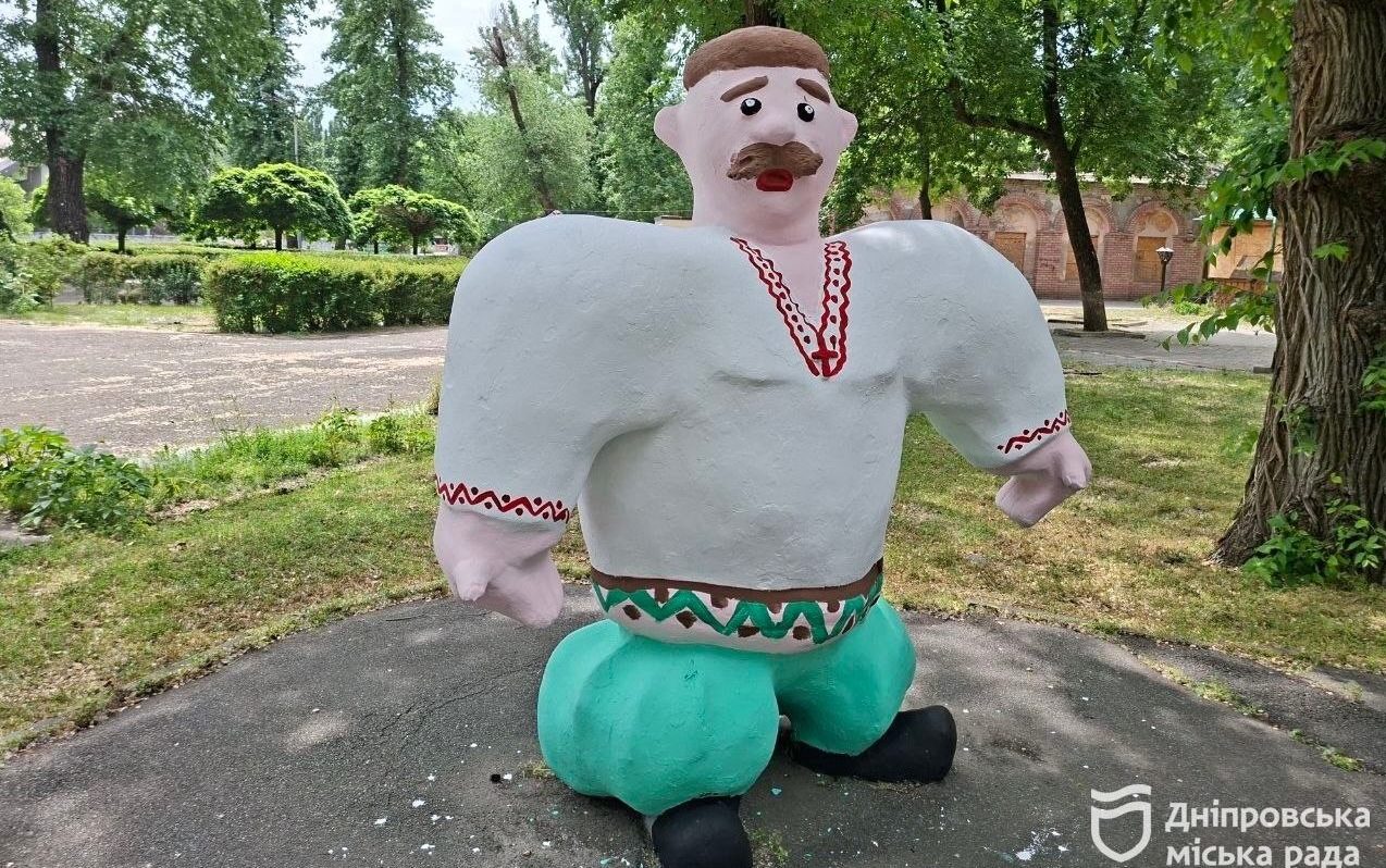 У Дніпрі оновили алею казок у парку Глоби: юні художники розмалювали фігури казкових героїв