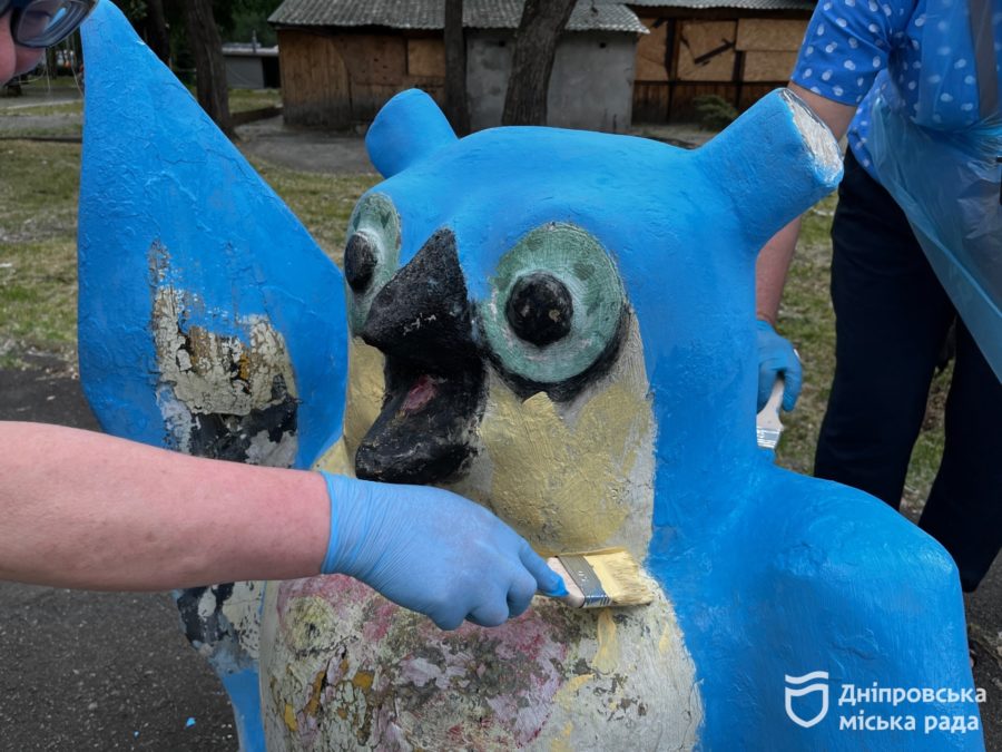 У Дніпрі оновили алею казок у парку Глоби: юні художники розмалювали фігури казкових героїв