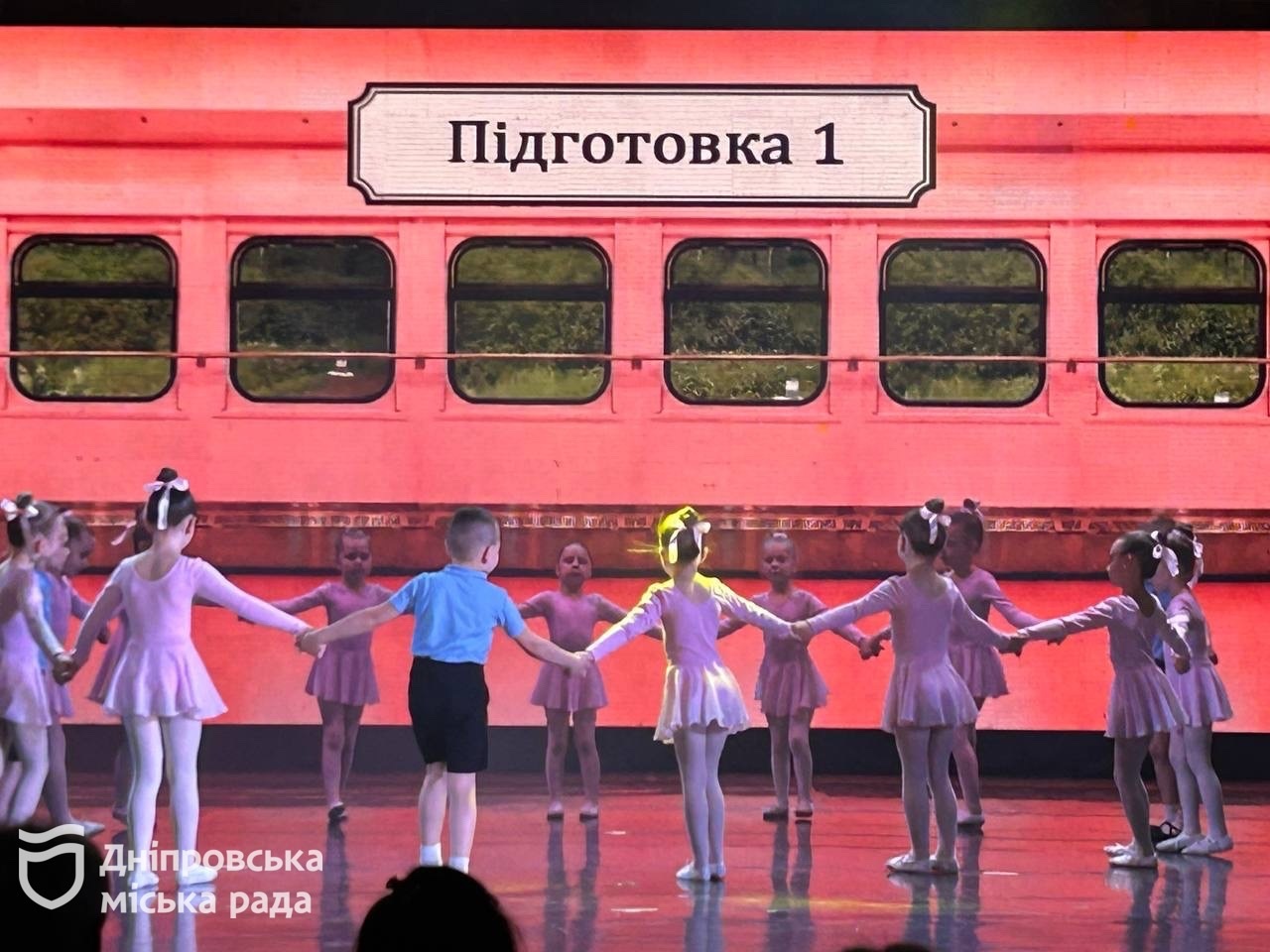 99 вихованців та 20 номерів. У Дніпрі відгримів звітний концерт хореографічного колективу «Зоряний експрес»